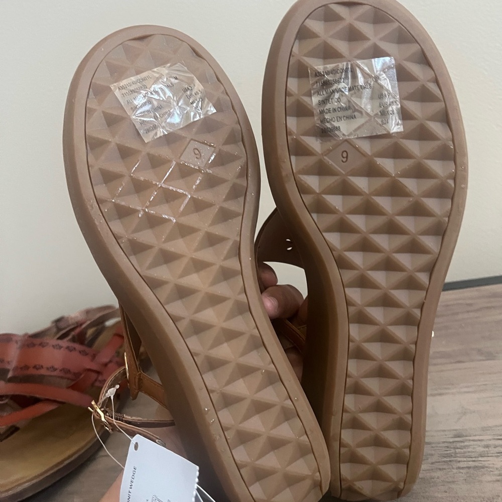 AEROSOLES Cognac Tan Wedge Thong Sandals with Floral Cutouts - Picture 3 of 3